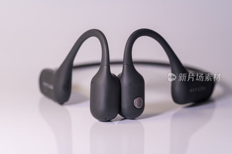 现代黑色骨传导耳机特写