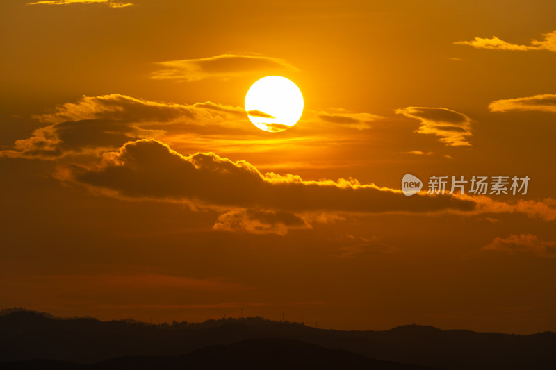 山景间壮观的日落景象