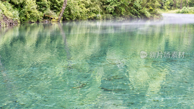 四川阿坝理县毕棚沟景区的清澈湖水