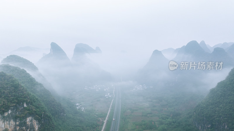 云雾缭绕的山谷中穿行的高速公路