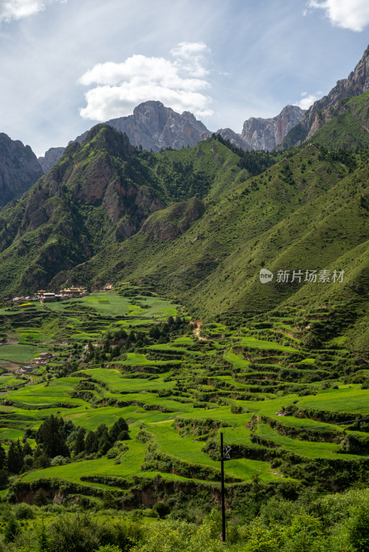 蓝天白云山峰