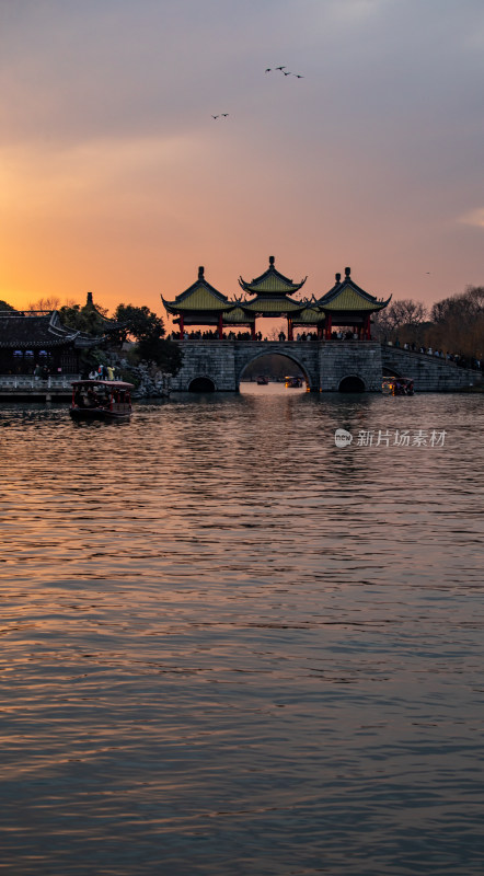 廋西湖五亭桥中式古桥与亭台楼阁黄昏景致