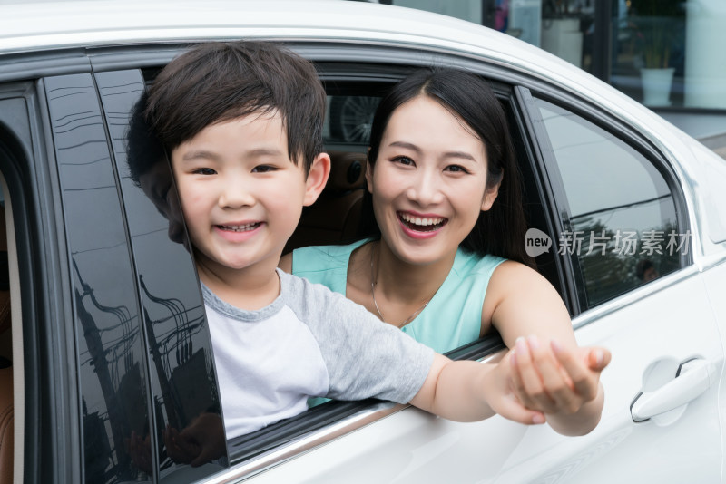 母子二人乘坐汽车