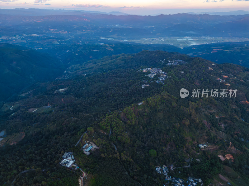 航拍被森林环绕的景迈山村庄全景