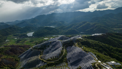 航拍大型的光伏发电基地，高兴科技能源产业