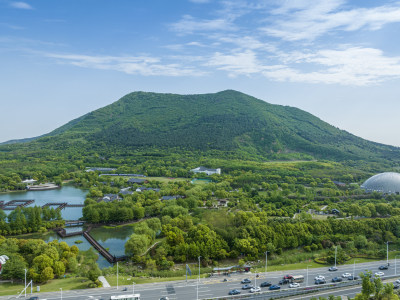 清晨阳光照耀下的苏州高新区大阳山