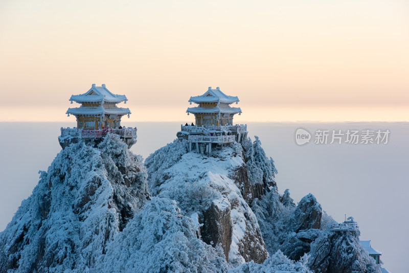 河南老君山雪后云海金顶建筑