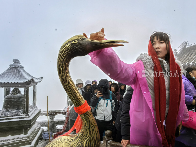 湖北武当山景区金顶游客仙鹤祈福