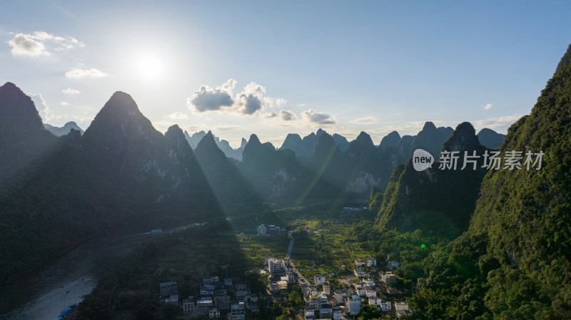 广西桂林山水漓江风光九马画山唯美耶稣光