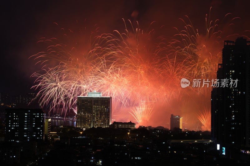 城市夜空下绚烂多彩的烟花盛宴