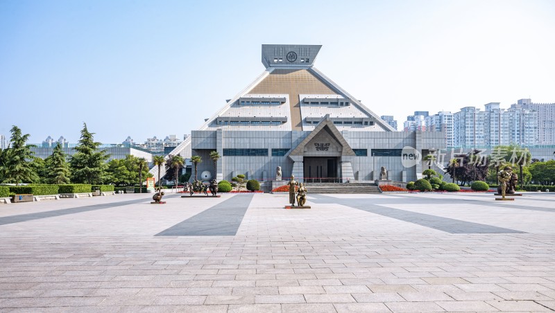 上海龙华烈士纪念馆广场前的现代风格建筑