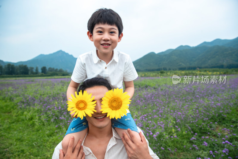 郊游中的快乐父子