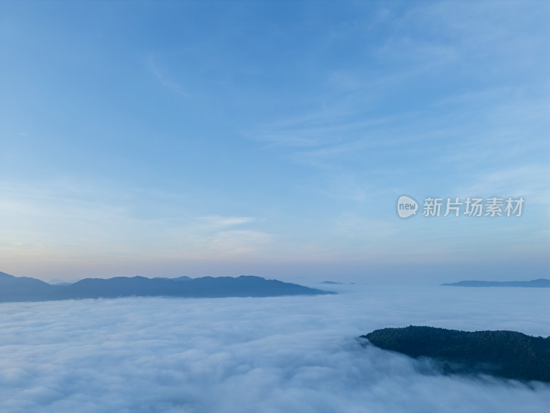 航拍云海之上的山峦