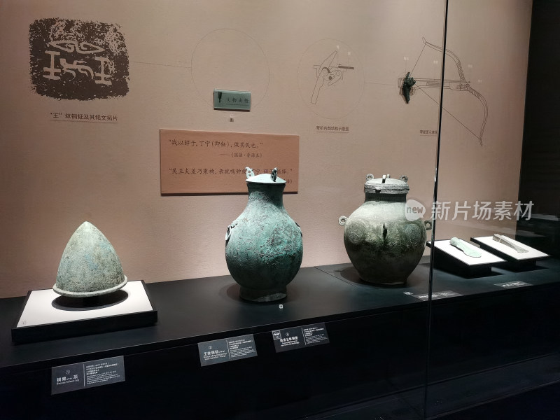 四川博物院展厅青铜器陶器等战国时期文物