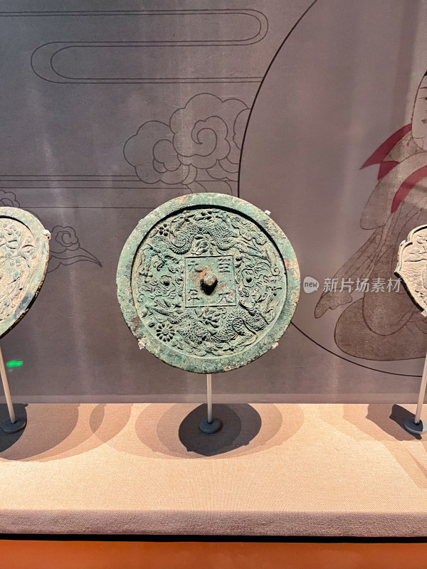 博物馆古代铜镜展示