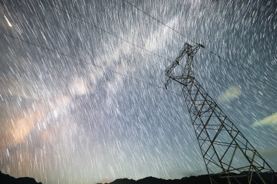 星空下的高压电塔夜景