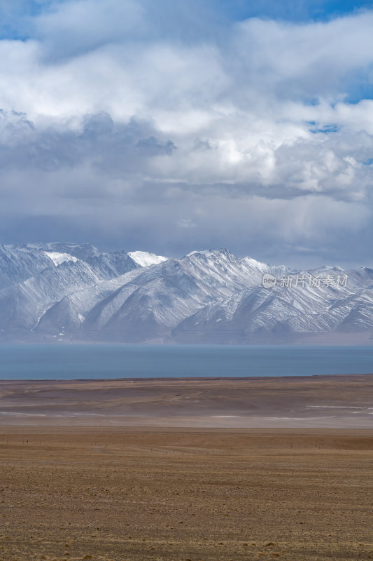 西藏阿里地区当若雍措雪山湖泊的壮阔景色