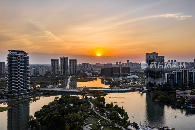 成都富人区麓湖的日落航拍风光全景图