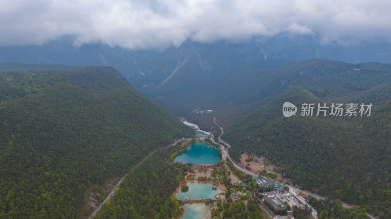 蓝月谷航拍云雾缭绕的山林间蓝绿水潭景观