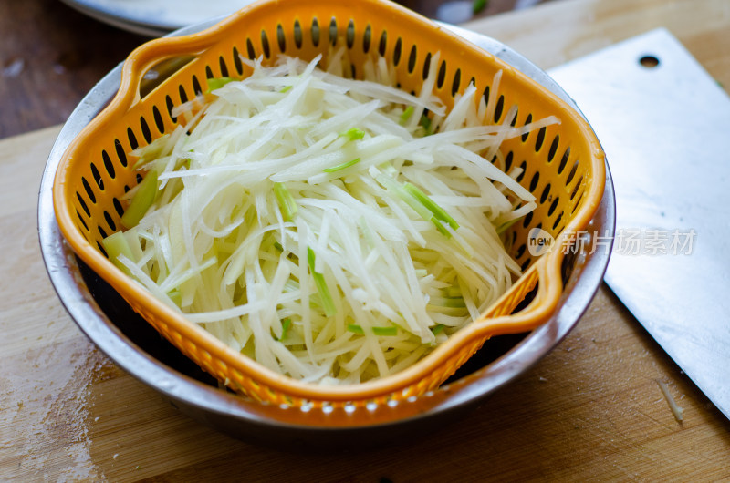 切丝备用的土豆丝