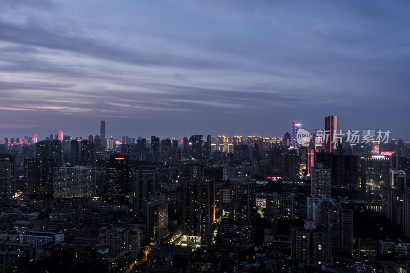 夜景下灯火辉煌的城市建筑群