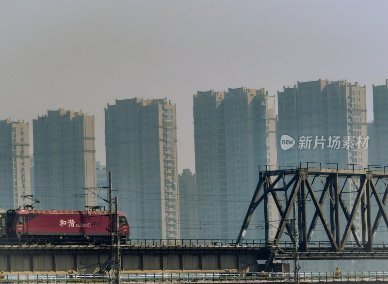 《城市里的轨道：建筑与列车掠影》