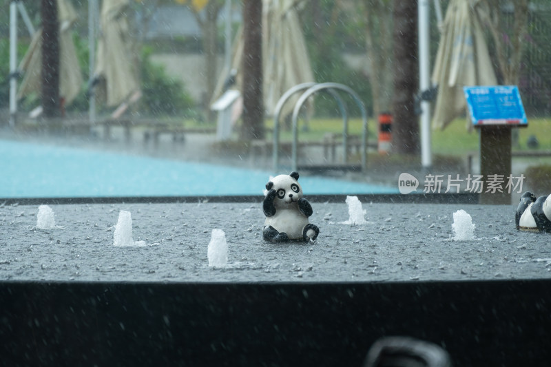 雨中泳池边的熊猫摆件