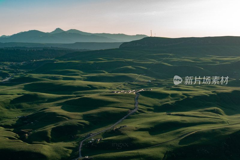 广袤草原丘陵的壮阔航拍全景