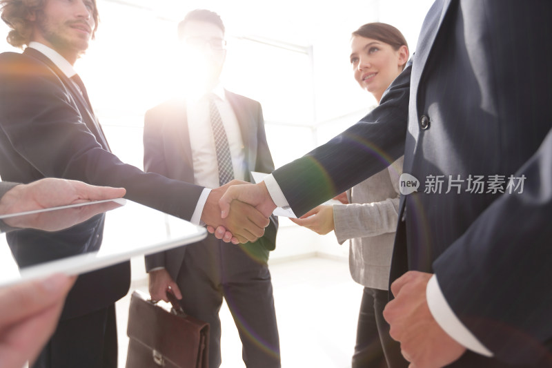 商务人士室内握手场景