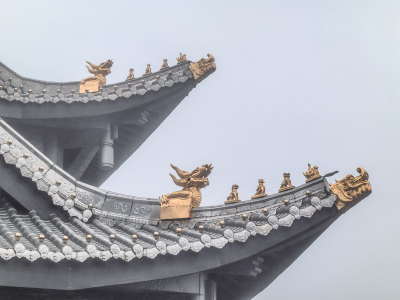 峨眉山金顶寺庙古建筑屋檐装饰