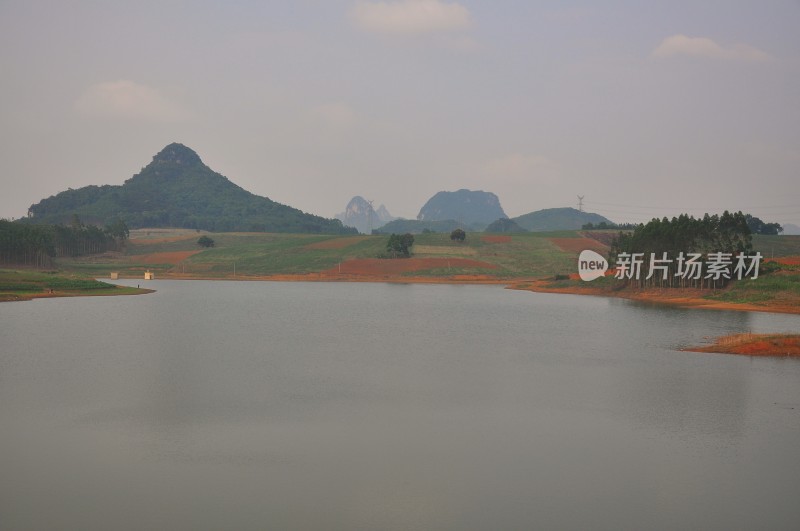 夕阳下天青色远山雾气腾腾河流山水倒影