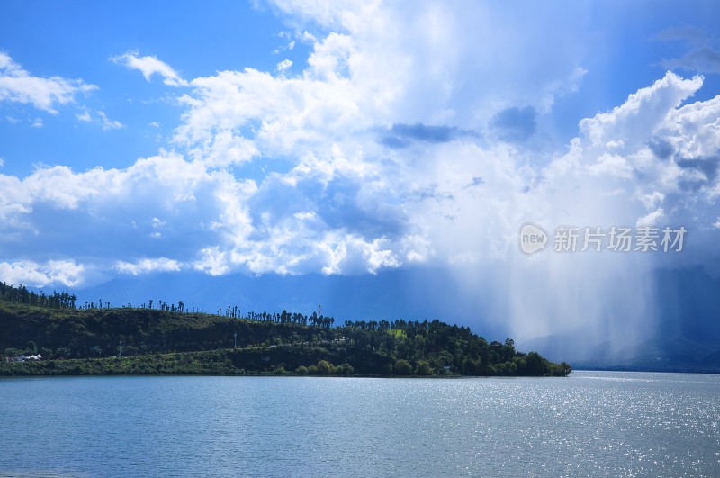 冬天洱海的金黄色和湛蓝的天空云彩