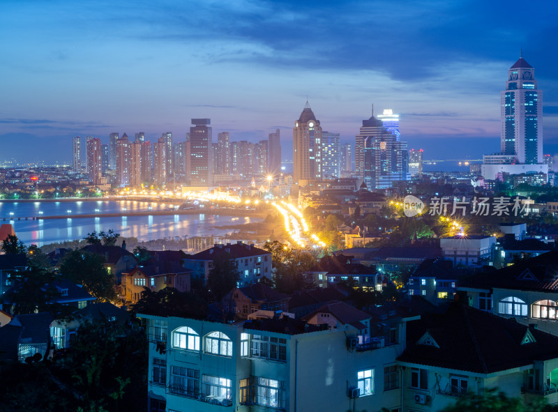 中国山东青岛小鱼山上俯瞰城市夜景