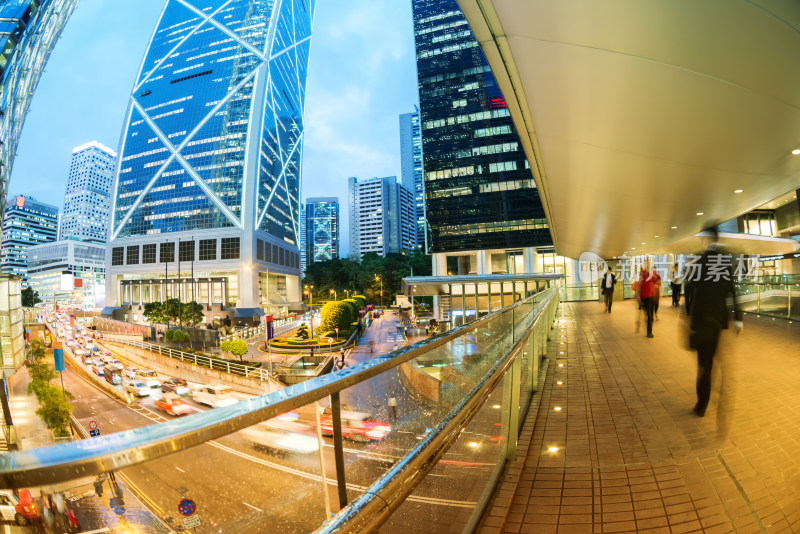 城市街道夜晚车流与高楼景观