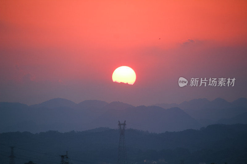 日落余晖下的山峦