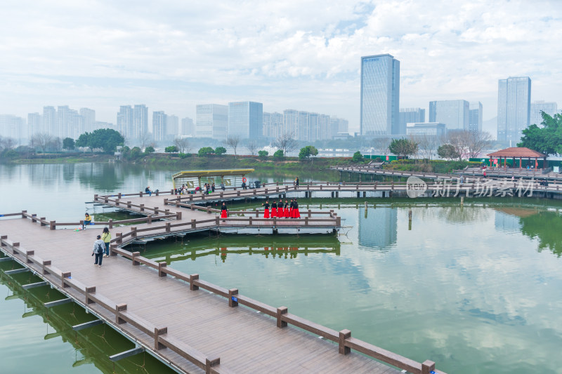 城市湖畔木栈道休闲场景