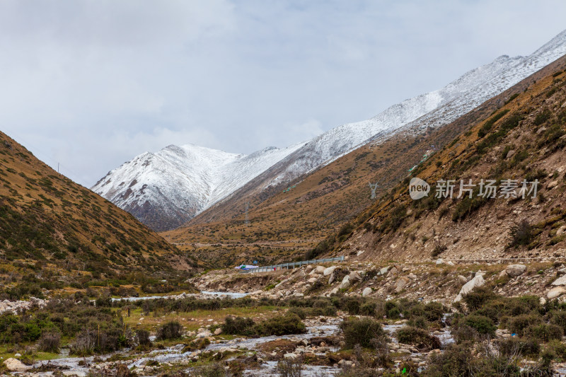 川藏线雪山溪流风光