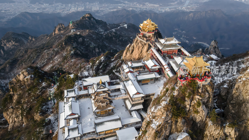 河南老君山飞雪中的千年古树冬季航拍