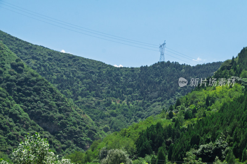 陕西秦岭青山上的高压输电塔