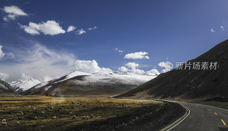 雪山下的公路，辽阔壮丽的自然风景