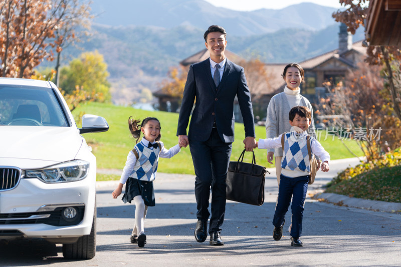 年轻夫妻送孩子去上学