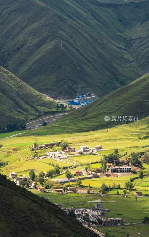 川西塔公草原风光蓝天白云自驾旅行