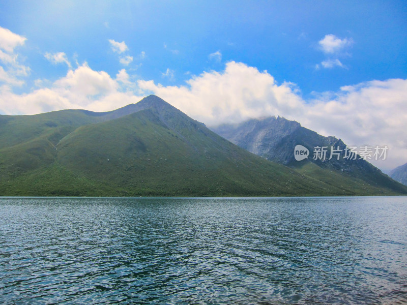 青海久治年保玉则仙女湖景区风光