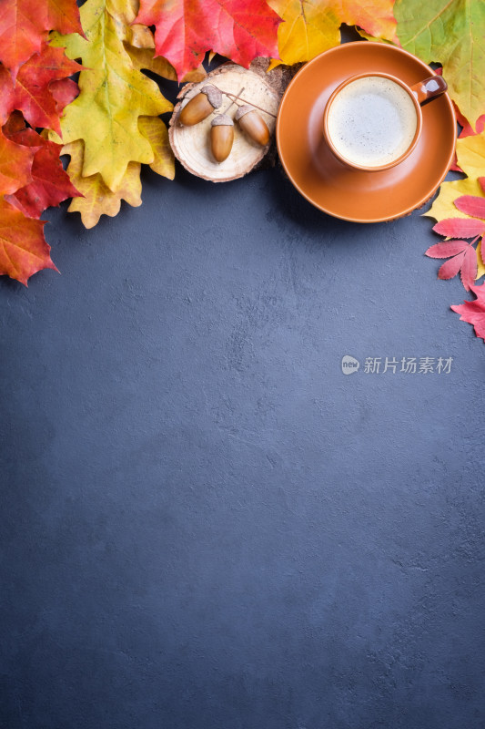 秋季主题咖啡与秋叶静物