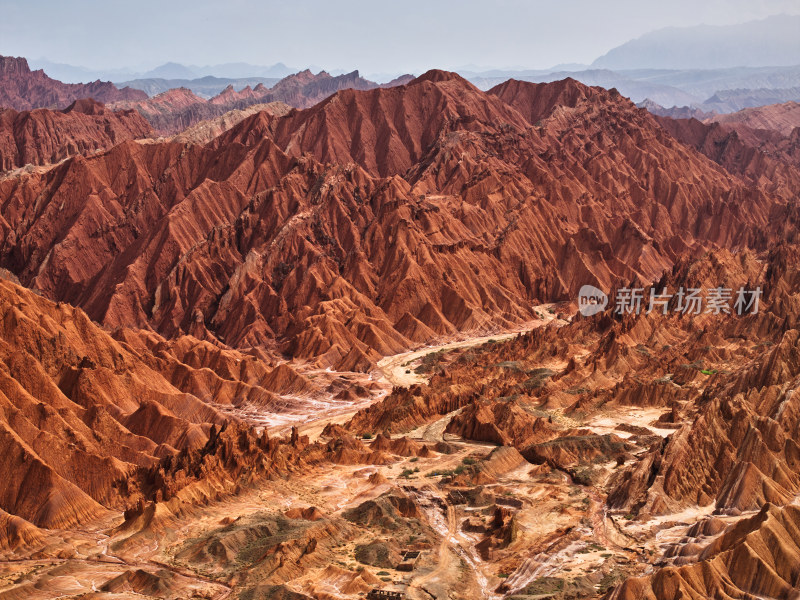 层层叠叠的红色岩层