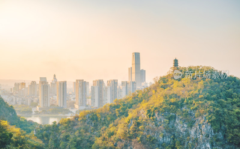 柳州城市天际线-蟠龙山与摩天大楼