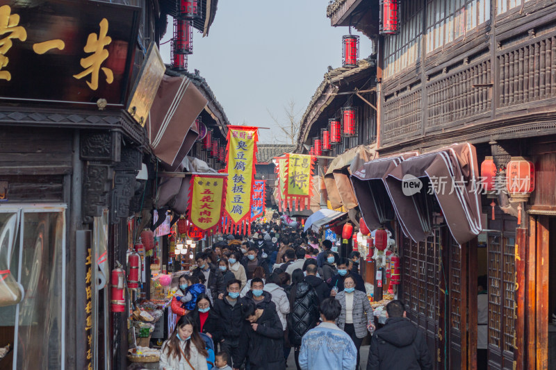 塘栖古镇古桥横跨水面，岸边传统建筑林立