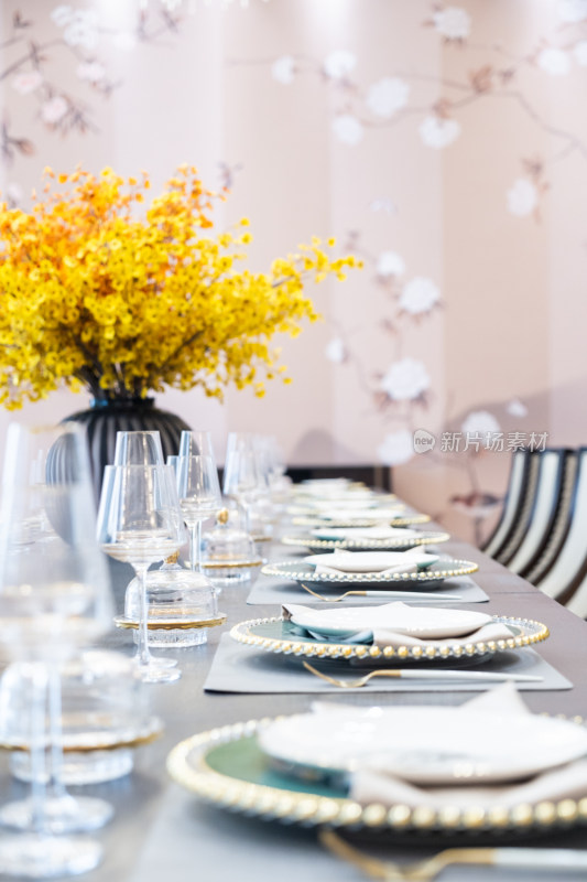 现代餐厅餐桌餐具布置