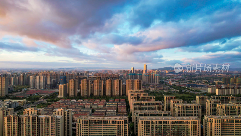 浙江台州城市天际线蓝天白云航拍图
