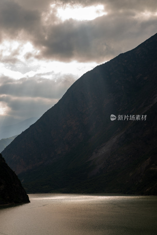 阳光洒在山谷里的湖泊